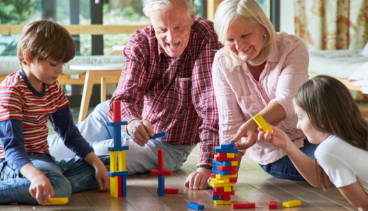 Nonni che offrono amore e saggezza, contribuendo alla crescita dei nipoti con affetto e tradizioni